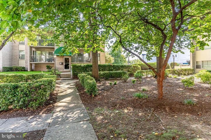 Property Photo:  2 Canterbury Square 101  VA 22304 