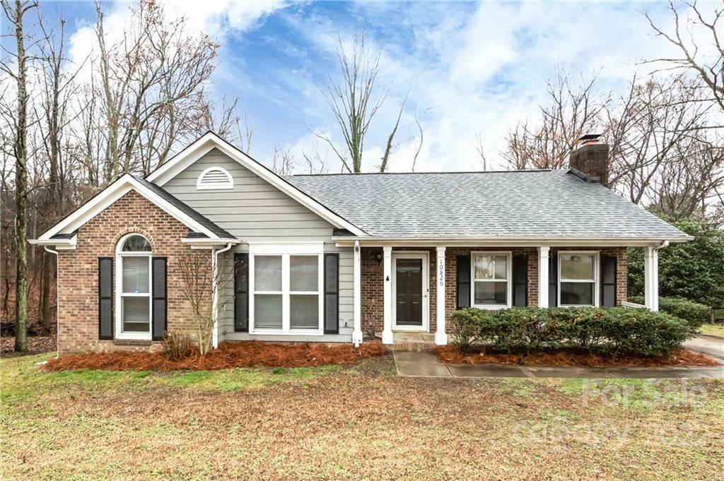 10826 Hunters Trace Court  Charlotte NC 28262 photo