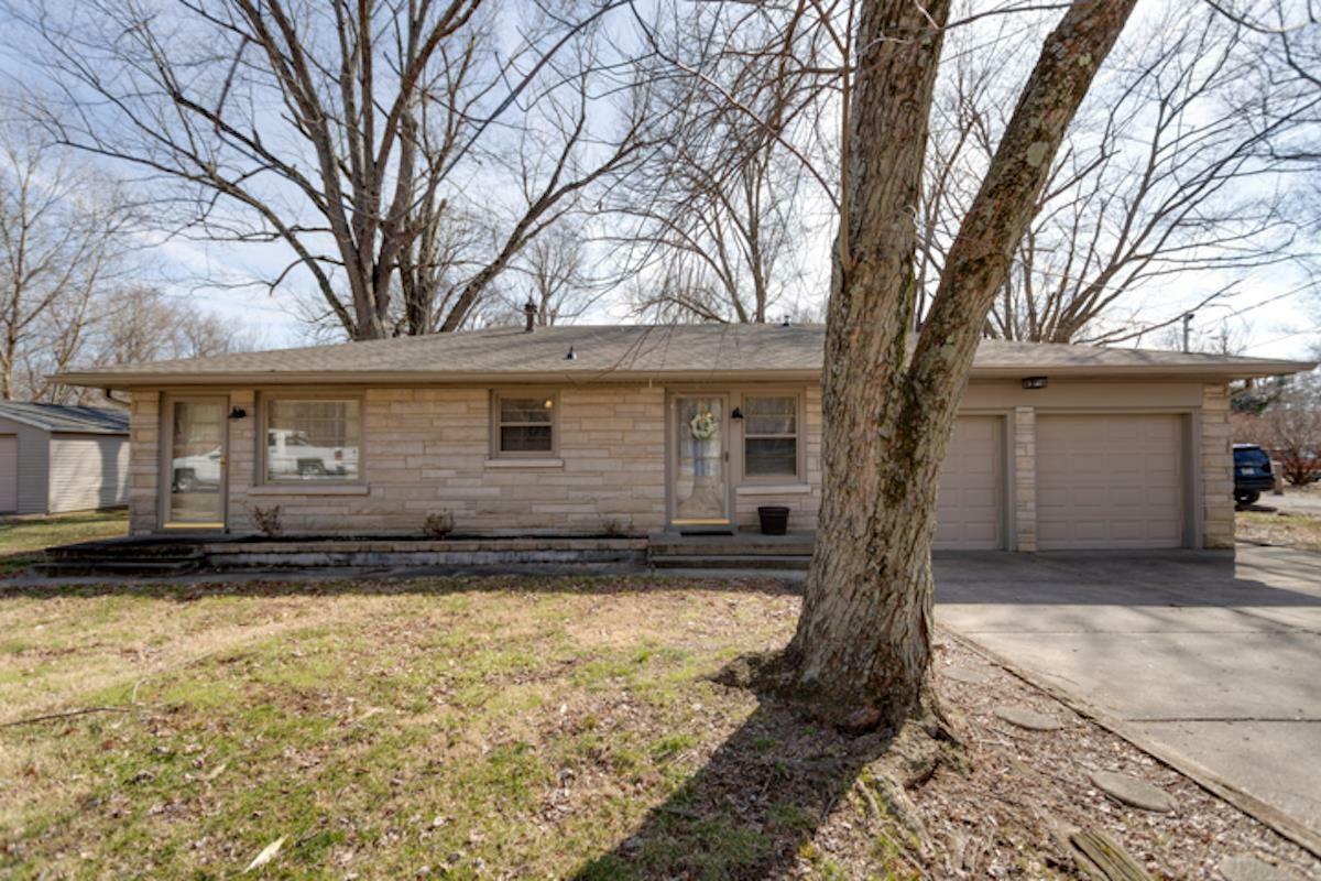 Property Photo:  301 Yorkshire Drive  IN 47630 