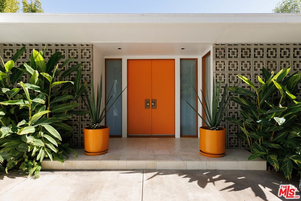 Property Photo: 7259 Outpost Cove Drive CA 90068
