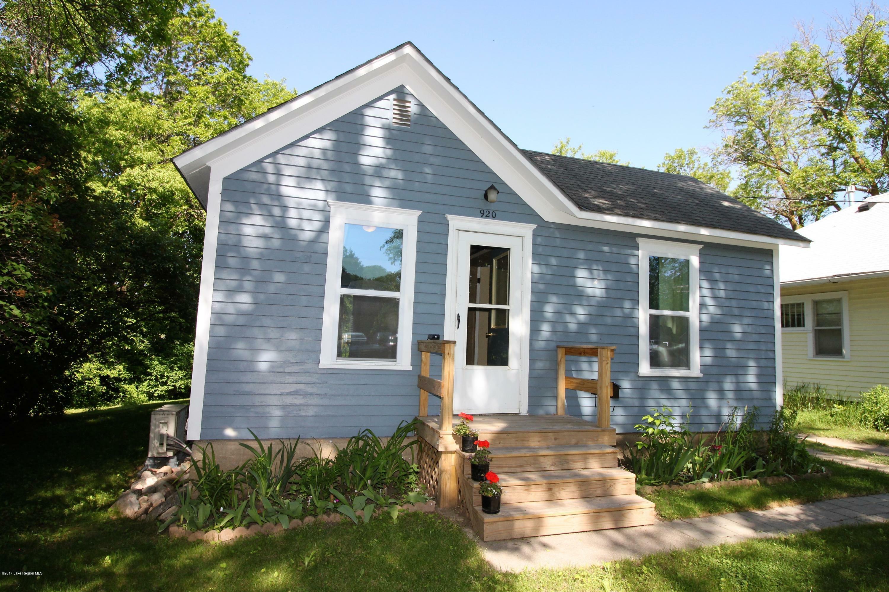 Property Photo:  920 Calvin Street  MN 56537 