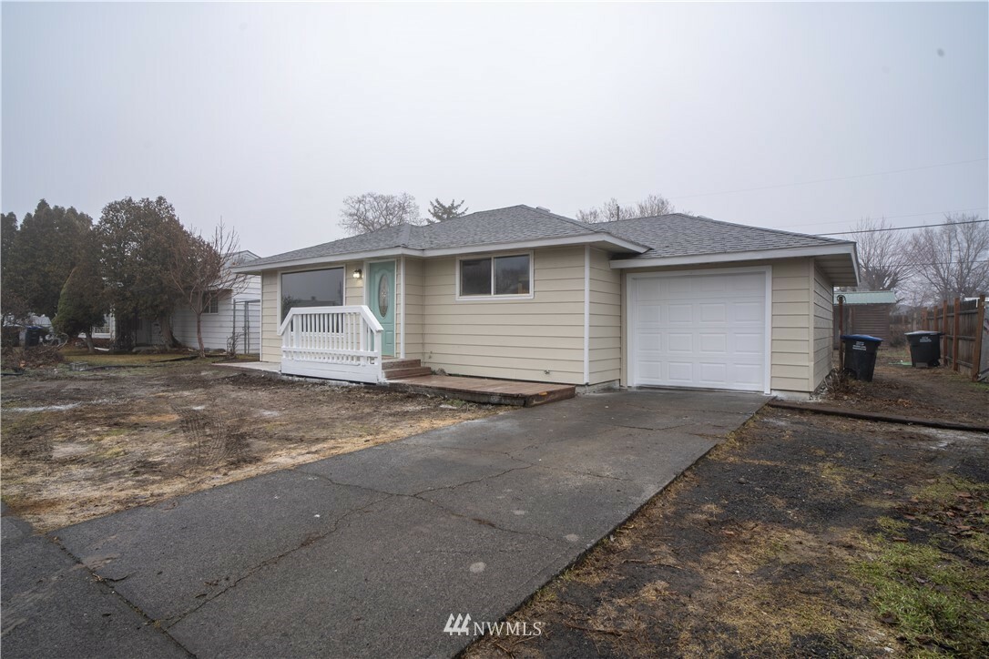 Property Photo:  927 S Ironwood Drive  WA 98837 