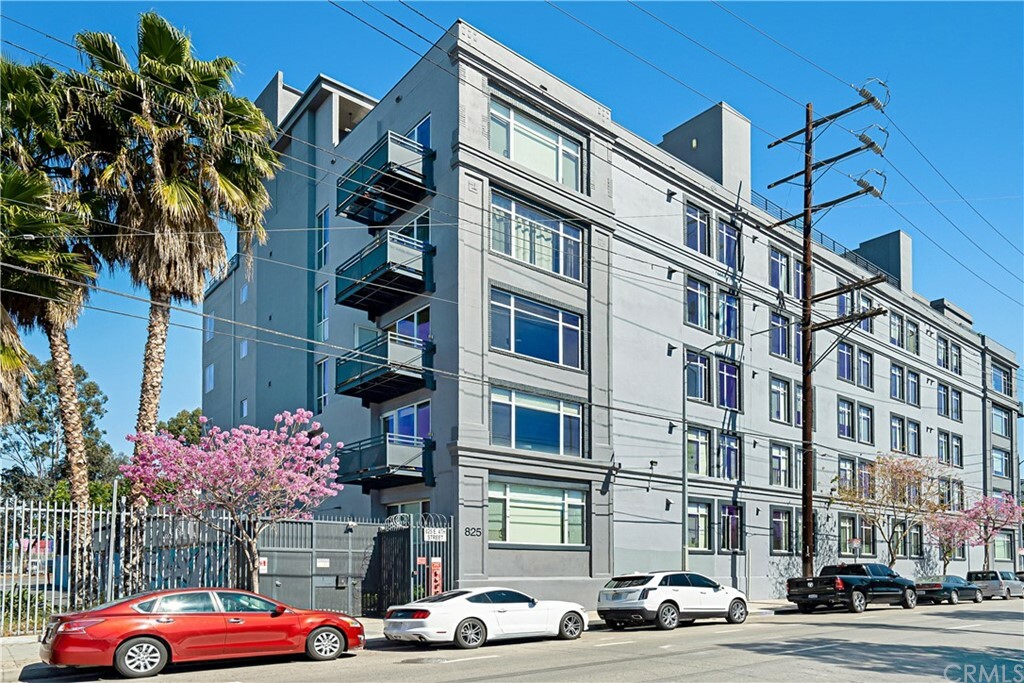 Property Photo:  825 E 4th Street 405  CA 90013 