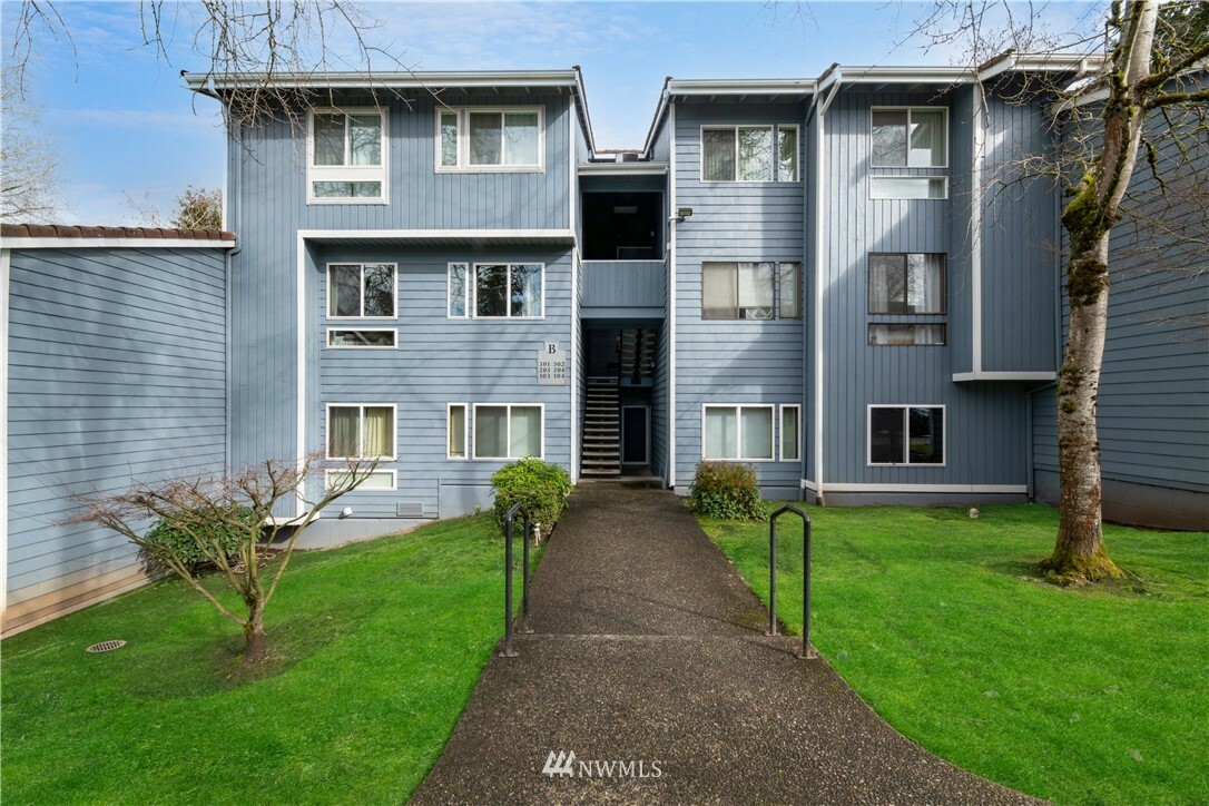 Property Photo:  4120 212th Street SW B203  WA 98043 