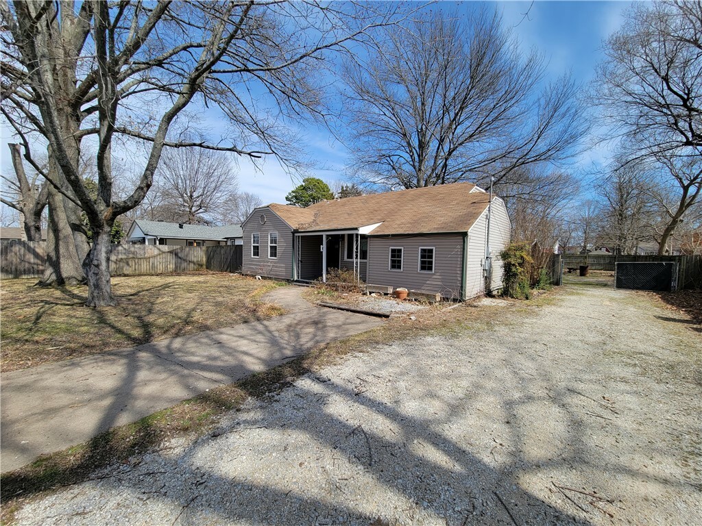 Property Photo:  1111 N 10th Street  AR 72756 