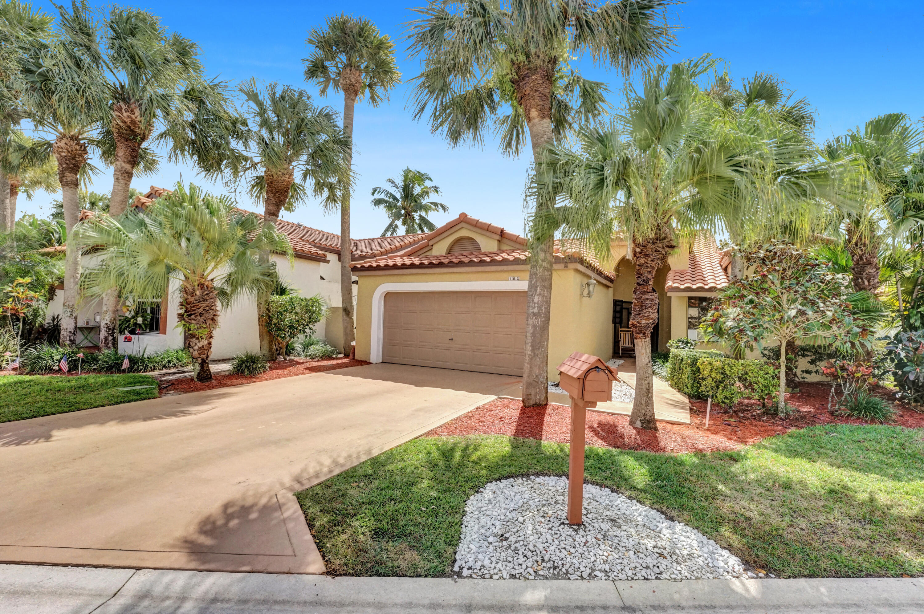 Property Photo: 103 Island Way FL 33413