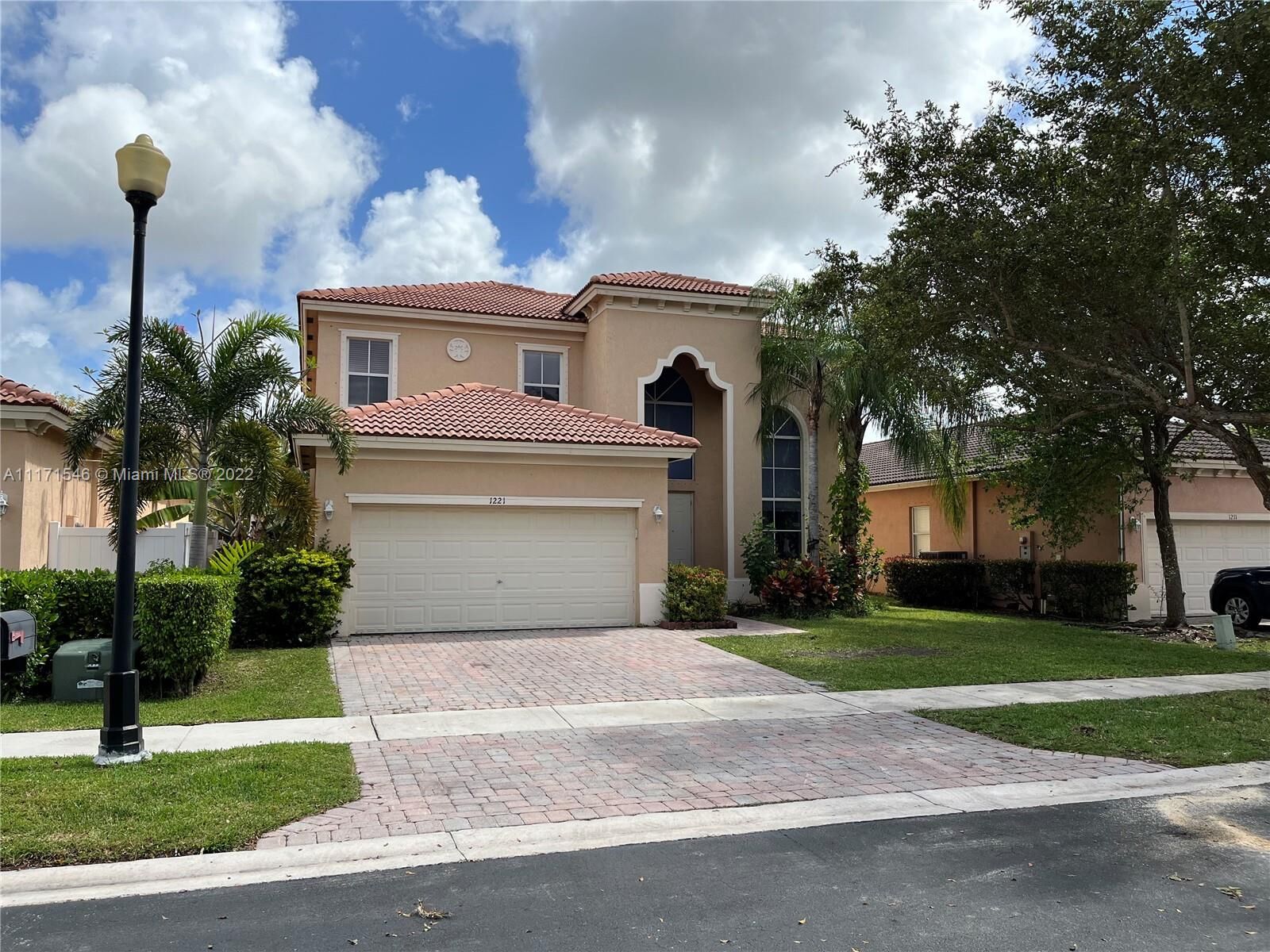 Property Photo: 1221 NE 37th Ave FL 33033