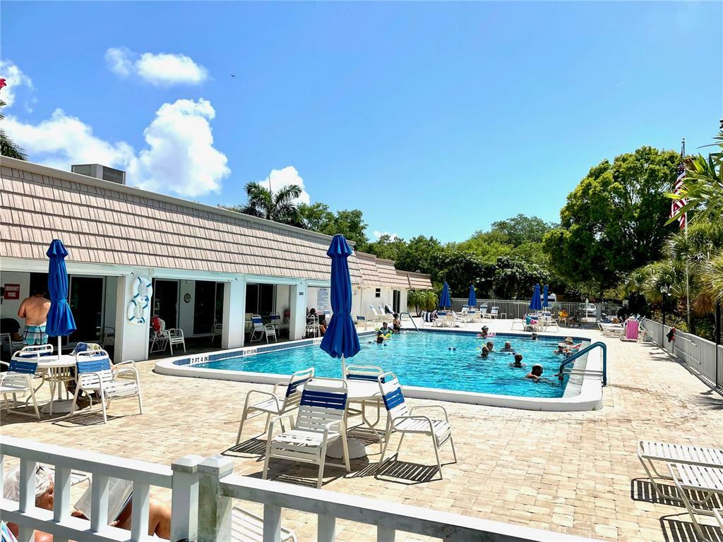 Property Photo:  2520 Riverbluff Parkway V-189  FL 34231 