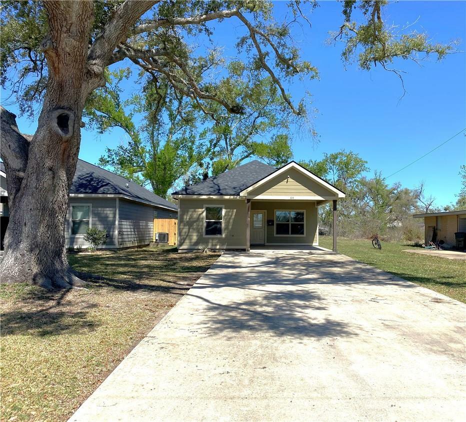 Property Photo:  614 W Oak Lane  LA 70605 