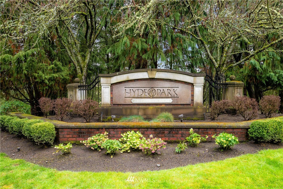 Property Photo:  2300 Jefferson Avenue NE D-116  WA 98056 