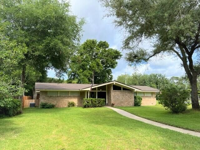 Property Photo: 633 NE Camborne Avenue FL 32547