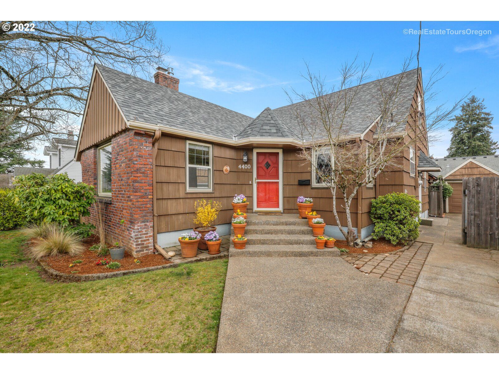 Property Photo:  4400 NE 34th Ave  OR 97211 