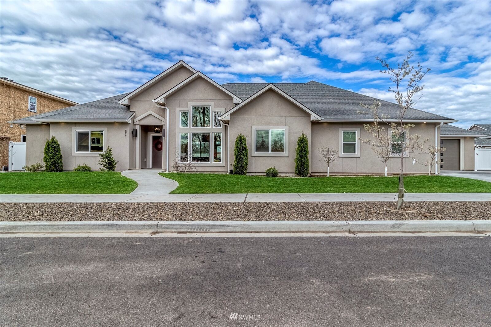 Property Photo: 828 SE Whispering Creek Court WA 99324