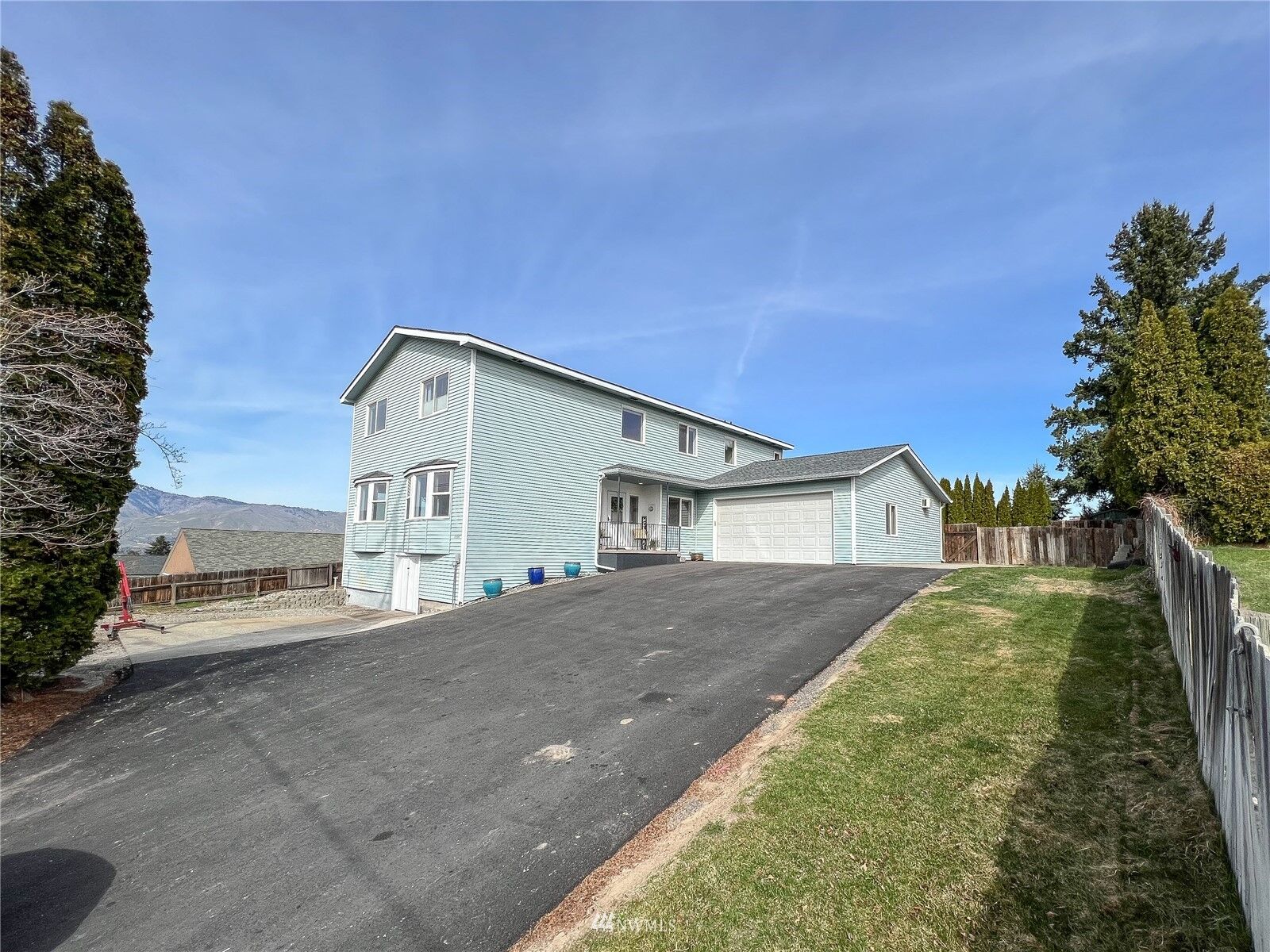 Property Photo: 1097 10th Street NE WA 98802