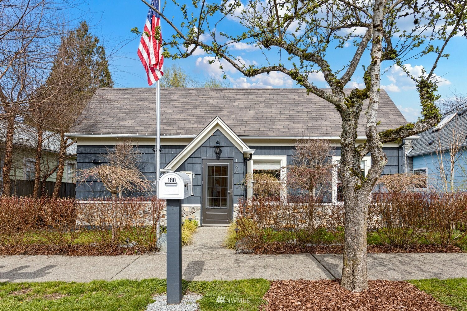 Property Photo:  180 SE Bush Street  WA 98027 