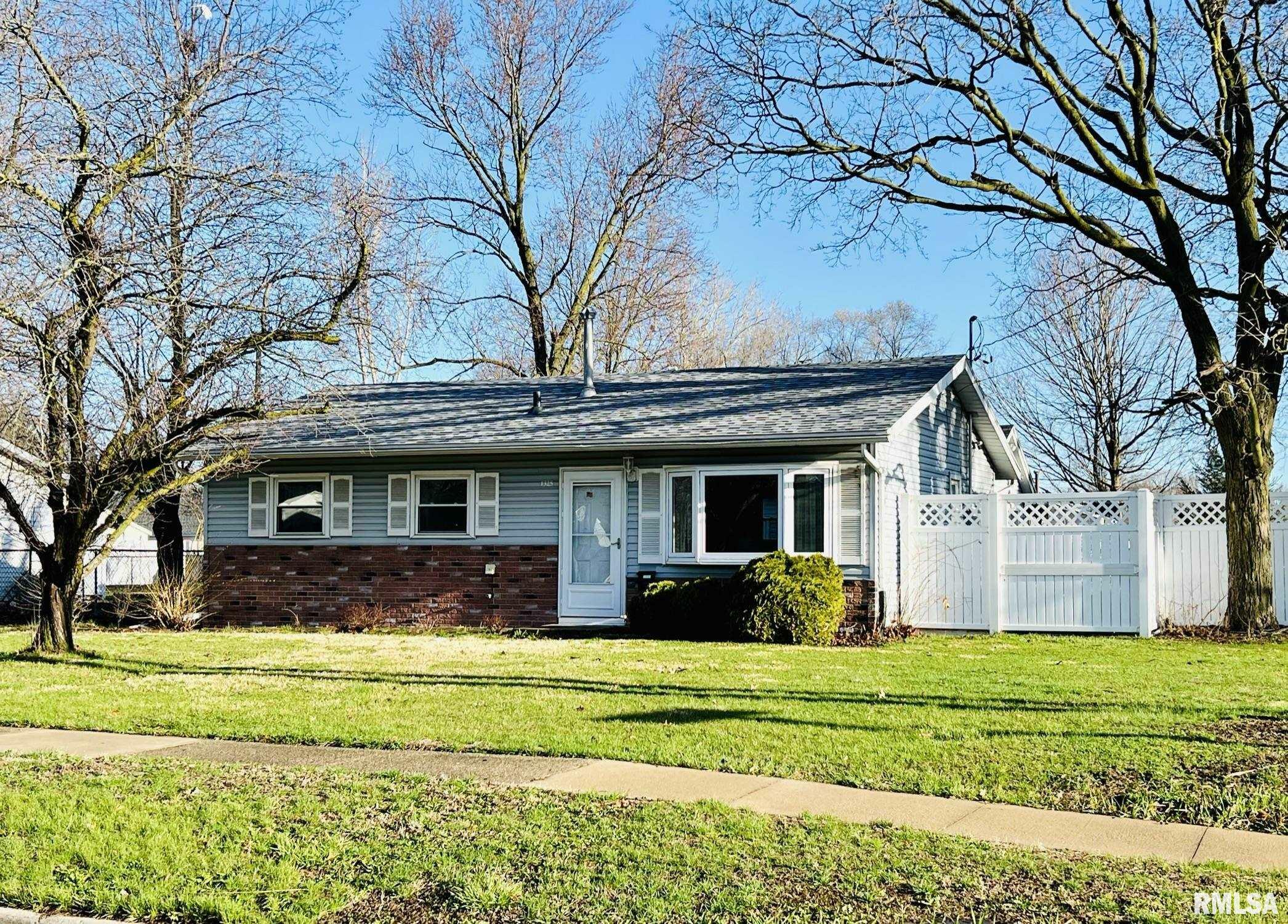 Property Photo:  1325 E Fremont  IL 61401 