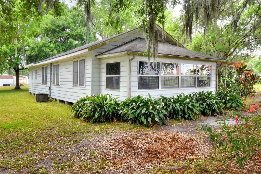 Property Photo:  2011 S Wiggins Road  FL 33566 