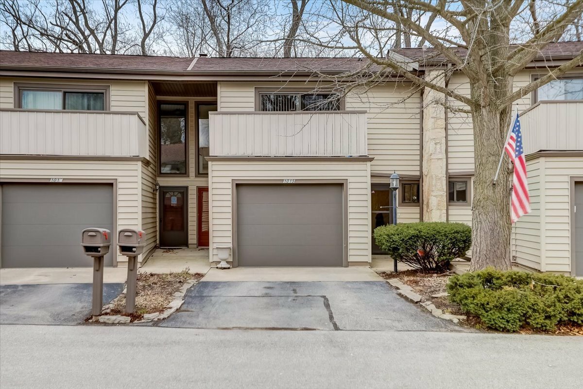 Property Photo:  1015 Lake Country Ct  WI 53066 