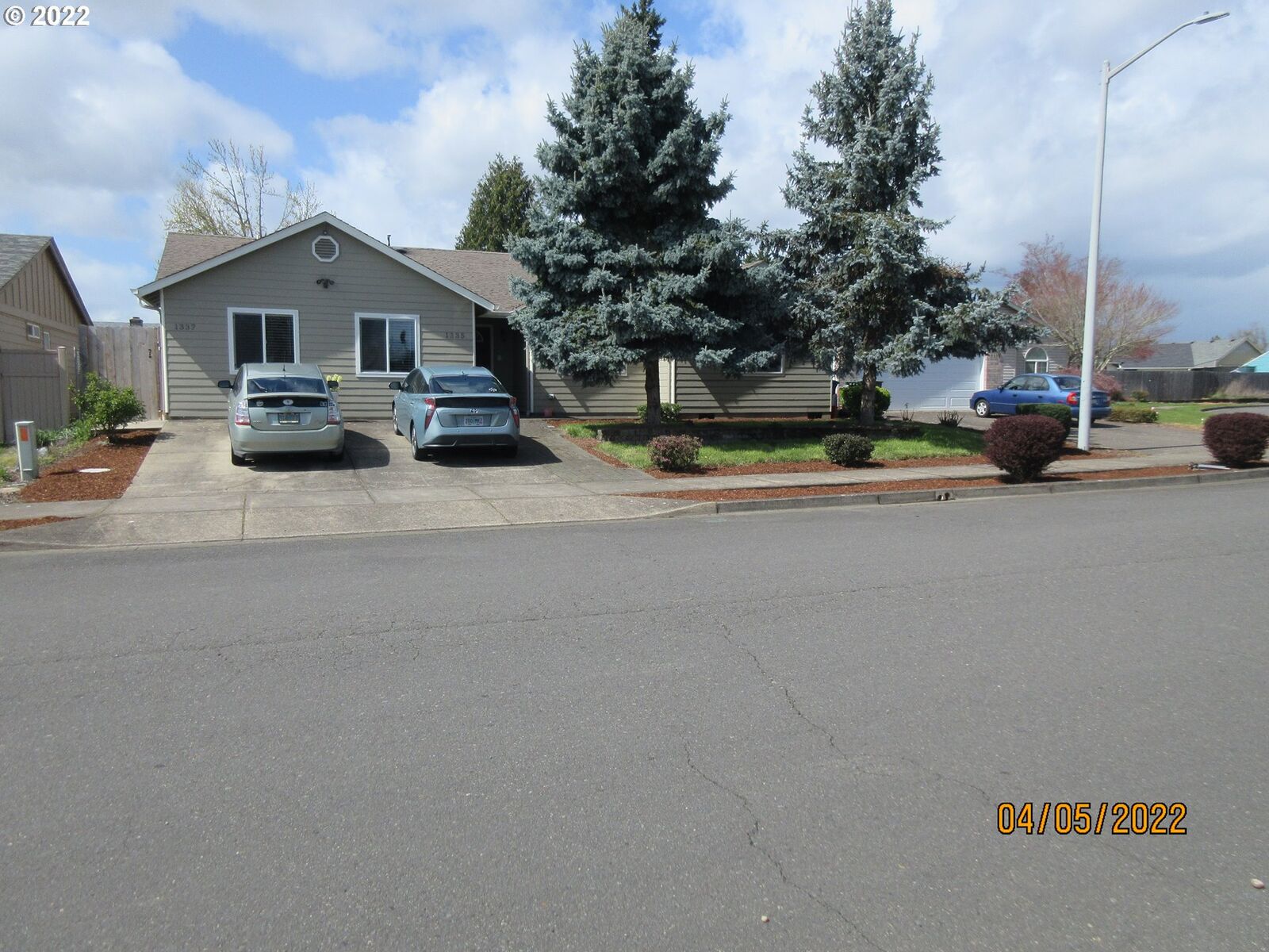Property Photo:  1335 46th Pl  OR 97301