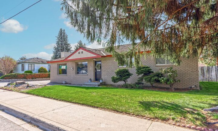 Property Photo:  1558 Grant Road  WA 98802 