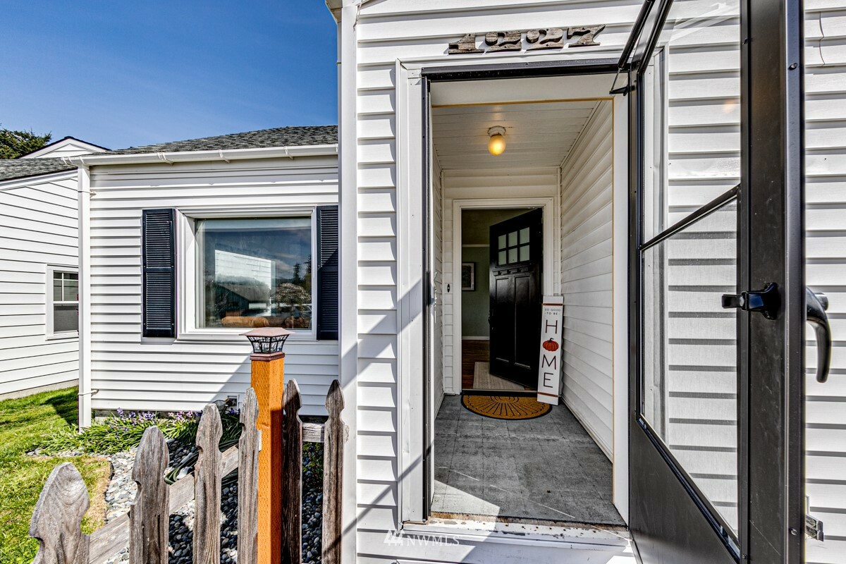 Property Photo:  1227 E 4th Street  WA 98362 