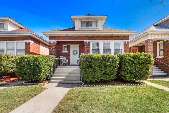Property Photo: 3611 N Luna Avenue IL 60641