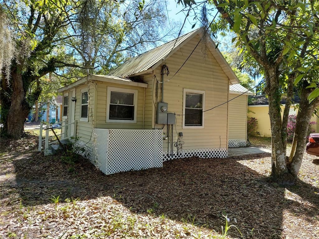 Property Photo:  1101 E 7th Street  FL 32771 