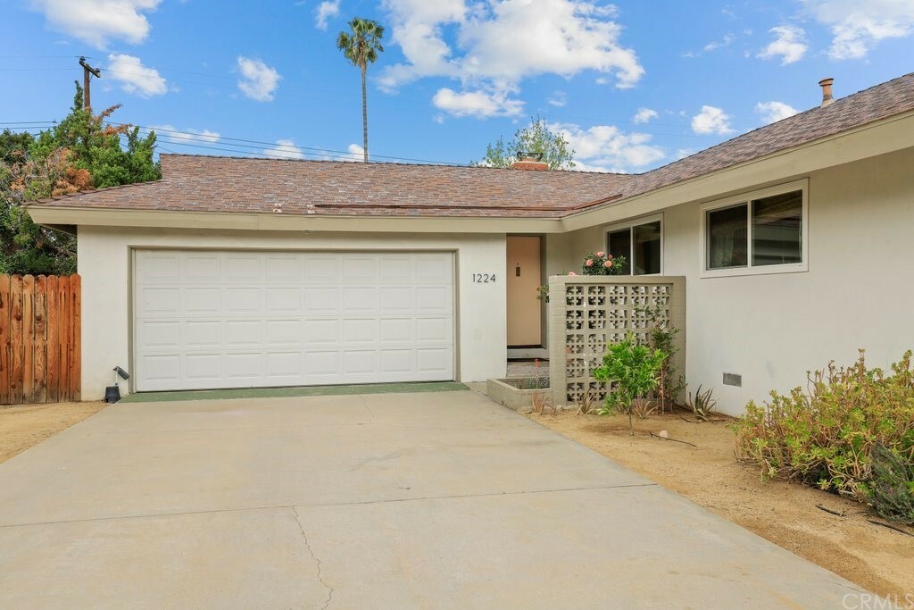 Property Photo:  1224 Laurel Avenue  CA 92373 