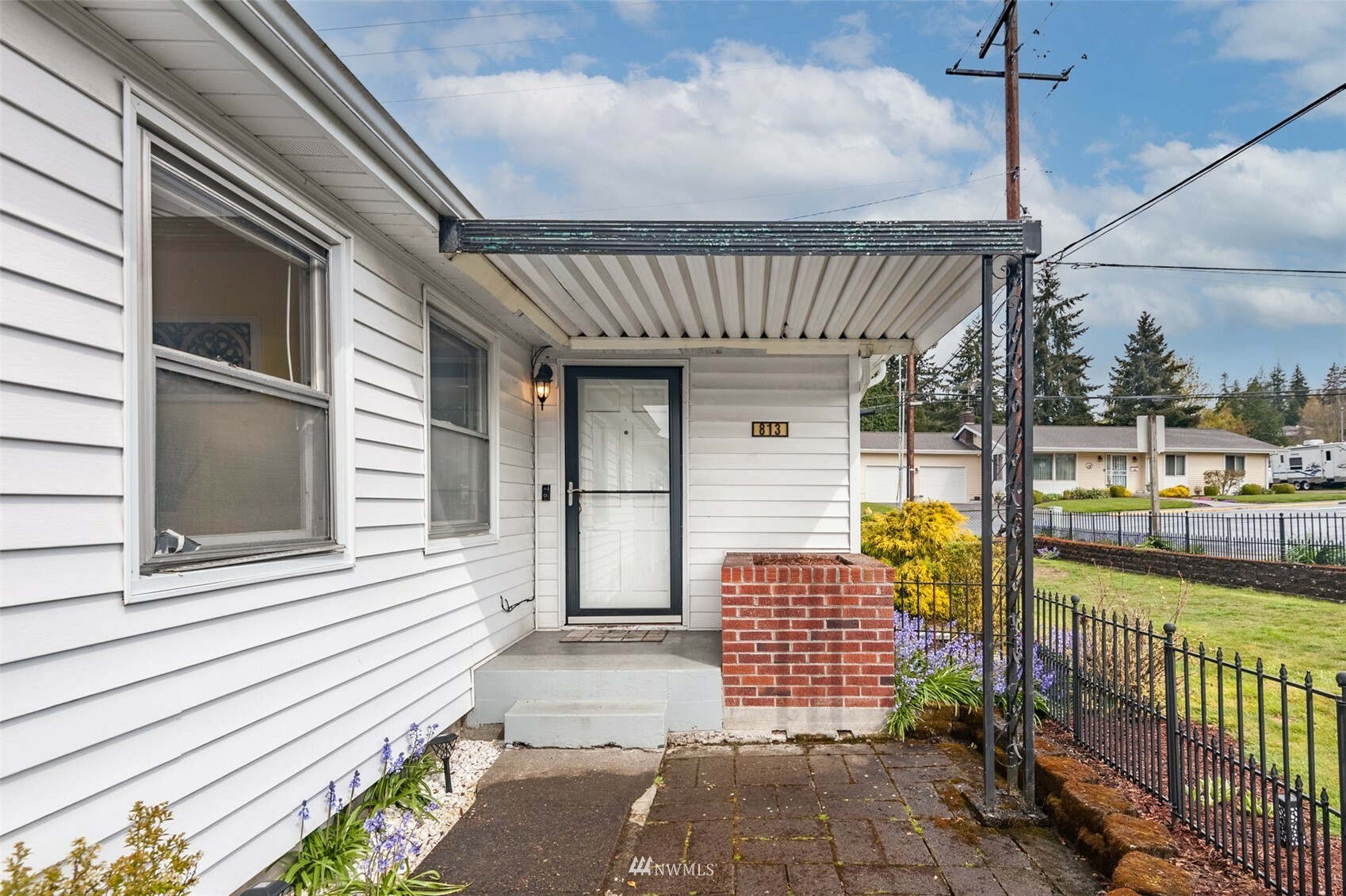 Property Photo:  813 N 16th Avenue  WA 98626 