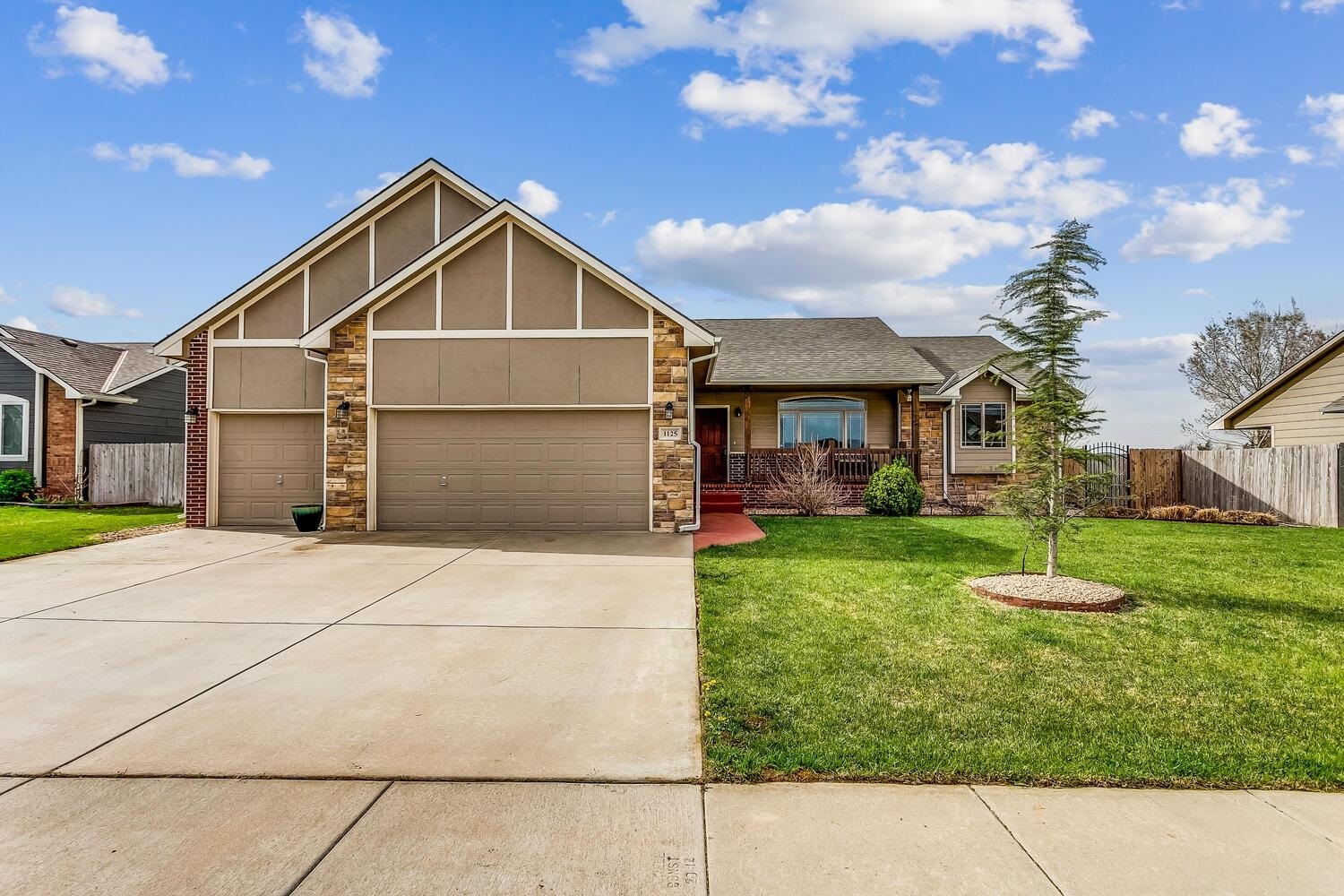 Property Photo:  1125 E Thorn Apple St  KS 67037 