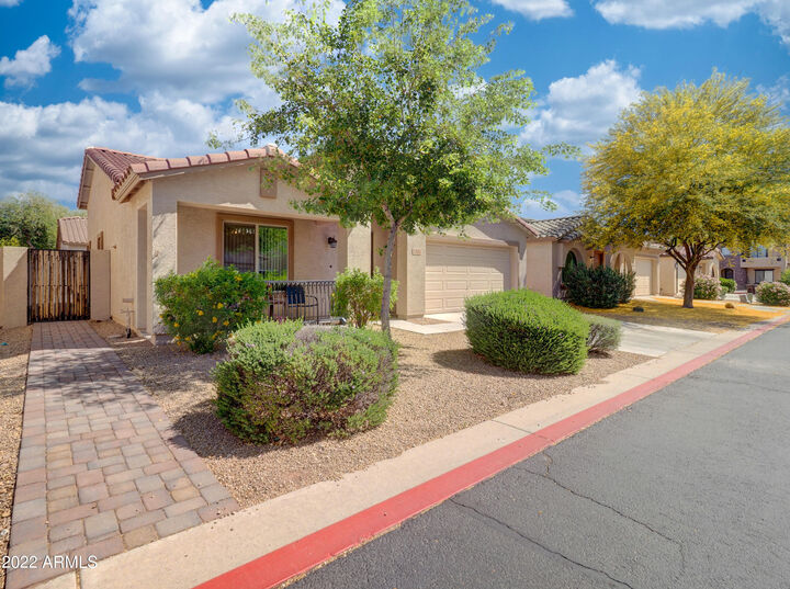 Property Photo:  2302 E Yavapai Lane  AZ 85119 