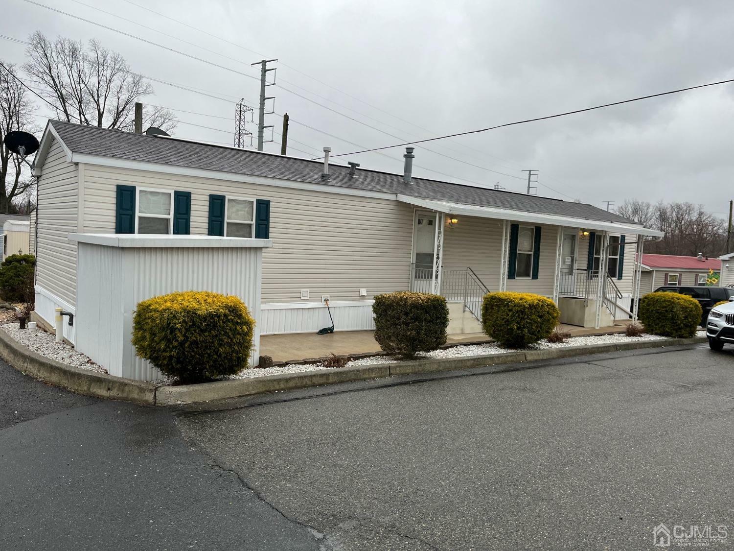 Property Photo:  852 US 1 Highway N D-11  NJ 08817 