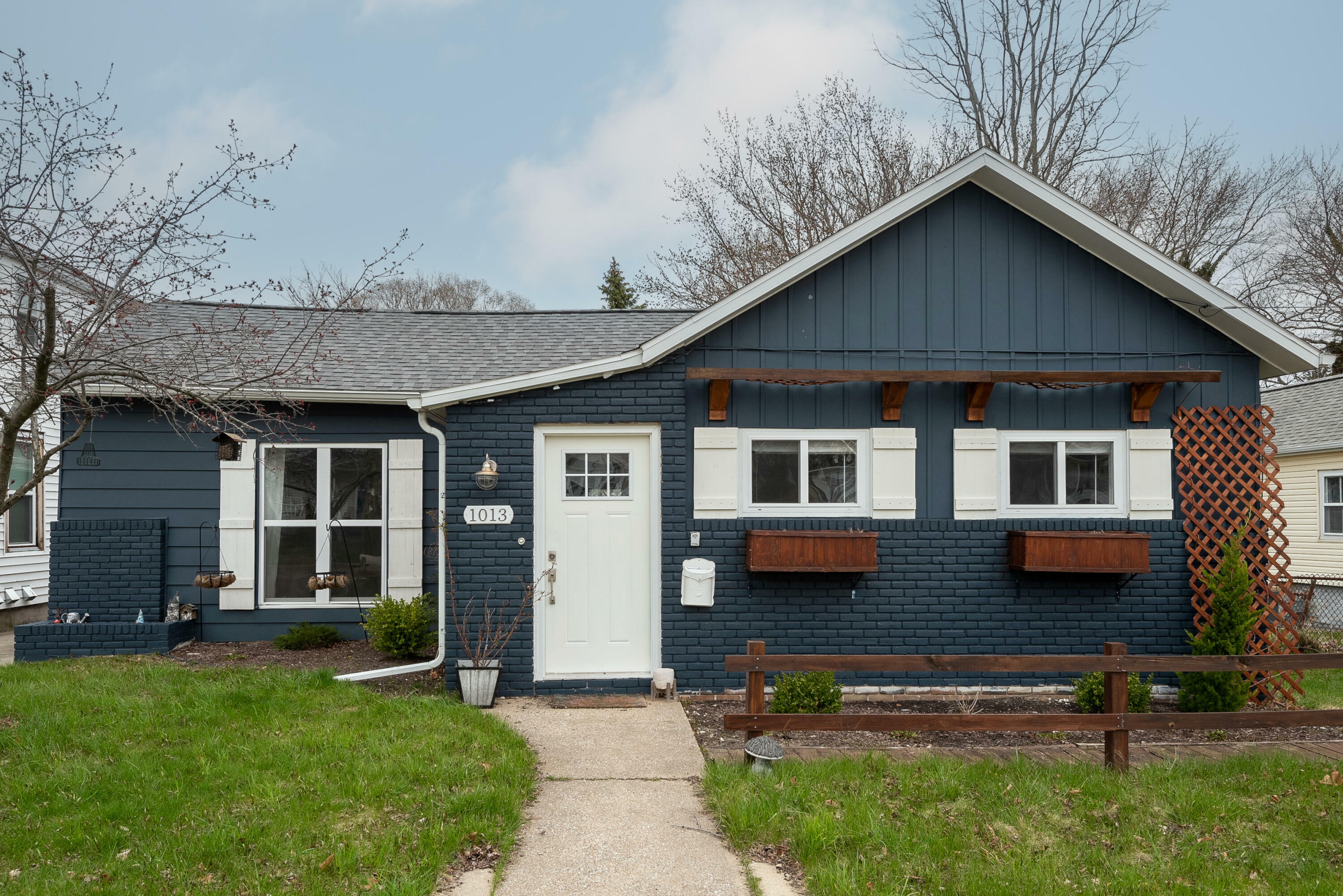 Property Photo:  1013 Harrison Avenue  MI 49085 