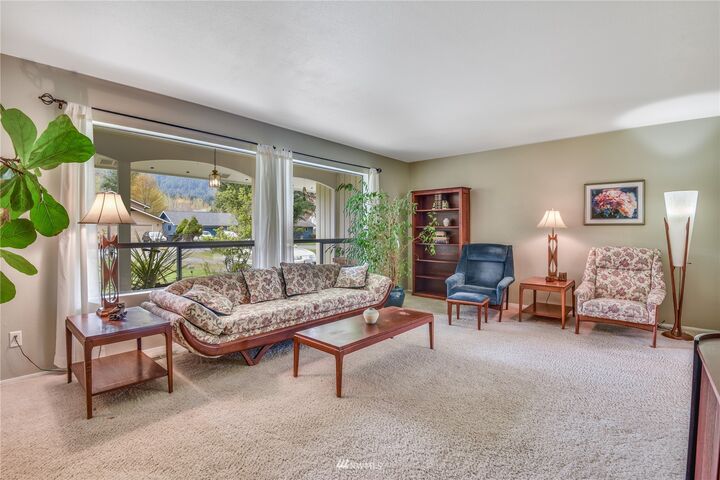 Property Photo:  450 SE Alder Drive  WA 98045 