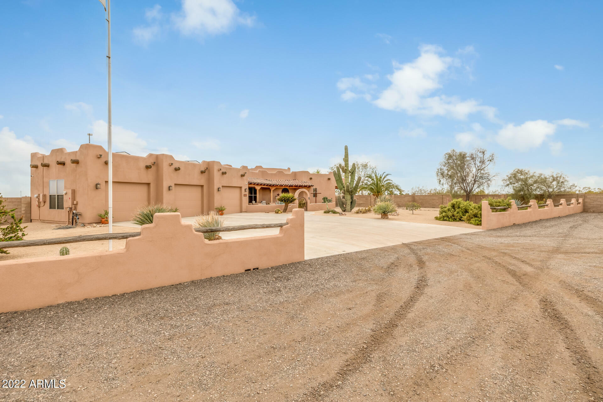 Property Photo: 20743 W Madre Del Oro Drive AZ 85361