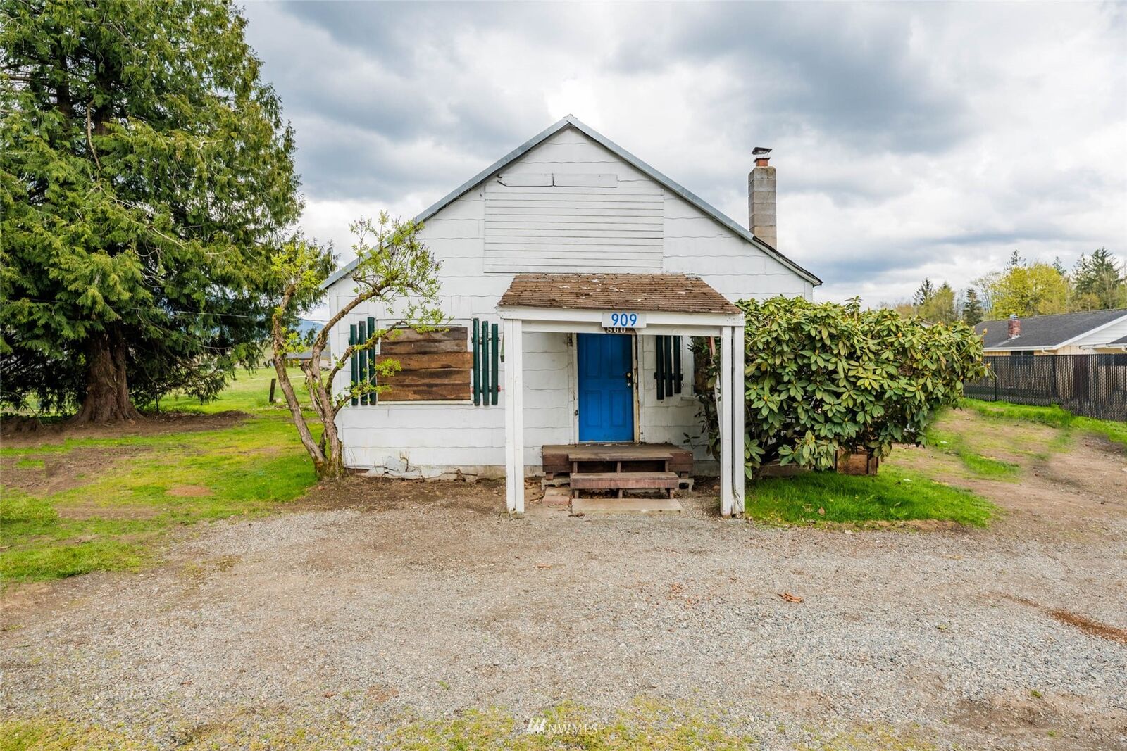 Property Photo: 909 N Fruitdale Road WA 98284