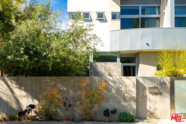 Property Photo: 1217 Cabrillo Ave CA 90291