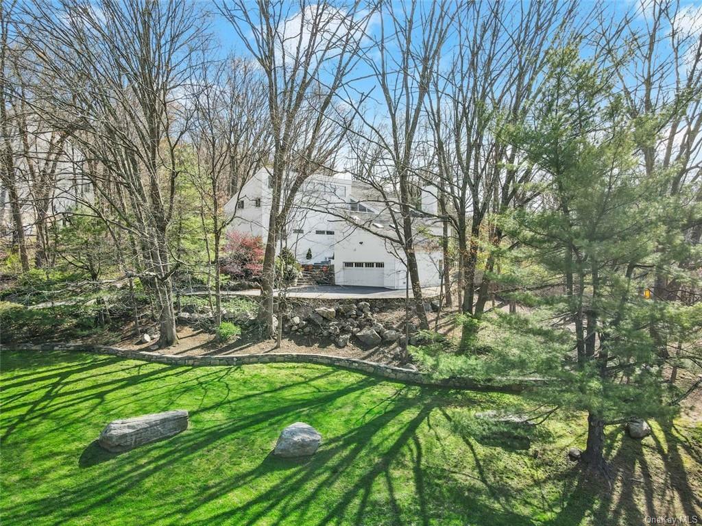 Property Photo:  4 High Meadows Road  NY 10549 