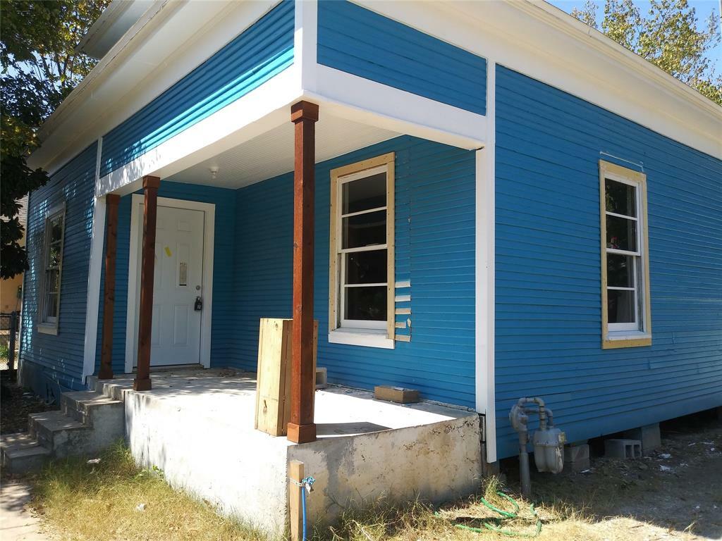 Property Photo: 1621 E Terrell Avenue TX 76104