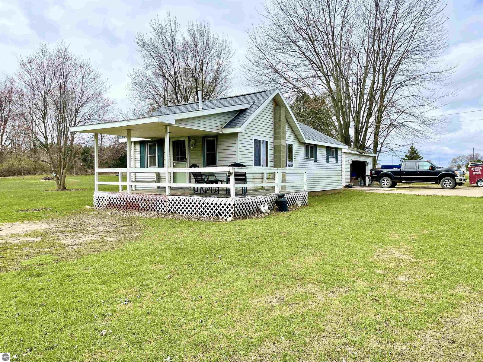 Property Photo:  586 E Adams Road  MI 48880 