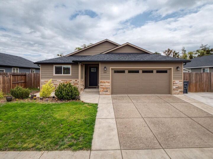 214 Singing Grass Drive  Central Point OR 97502 photo