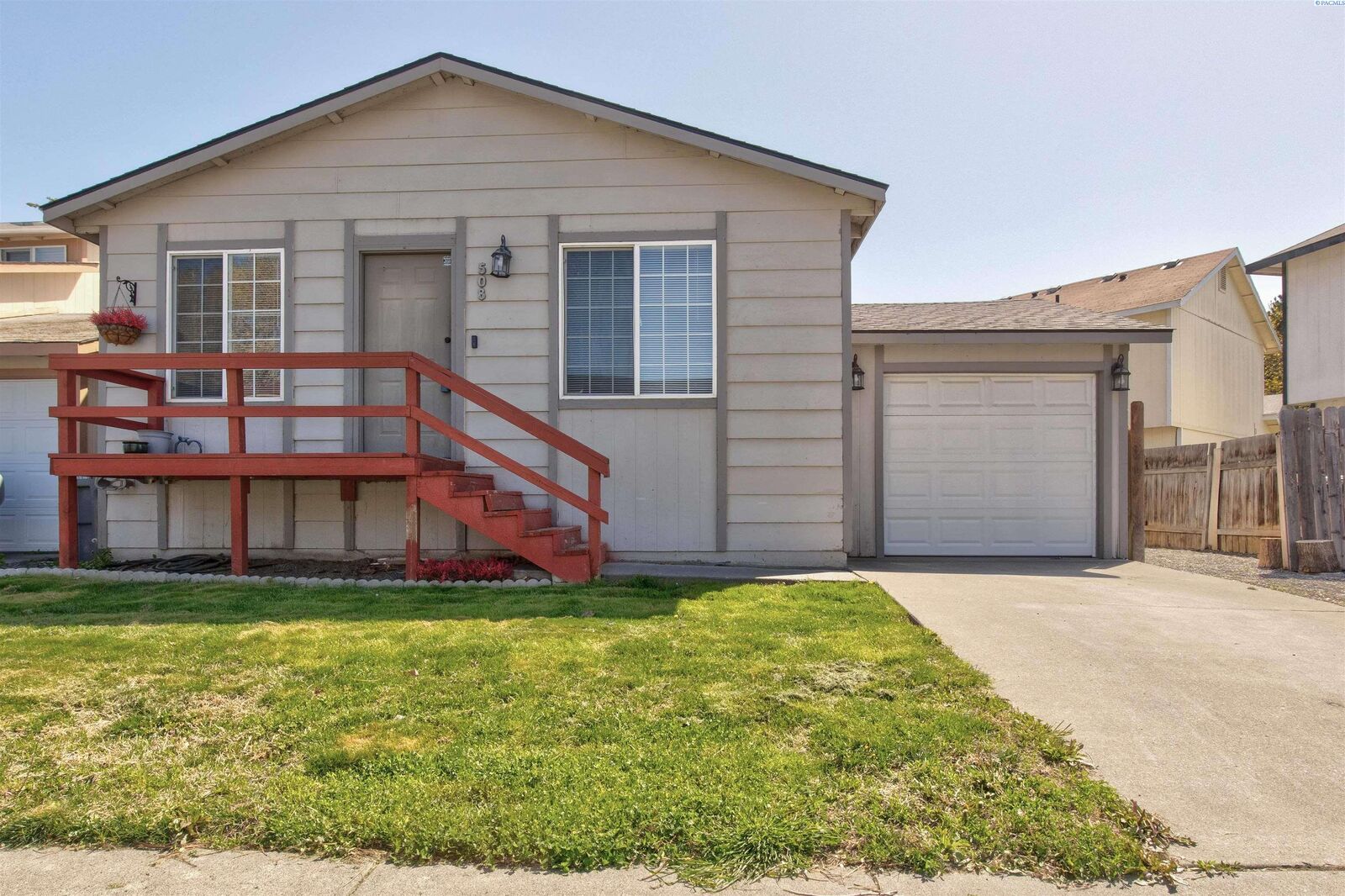 Property Photo:  508 E 8th Place  WA 99336 