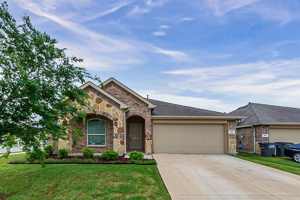 Property Photo:  910 Silverbell Street  TX 75407 