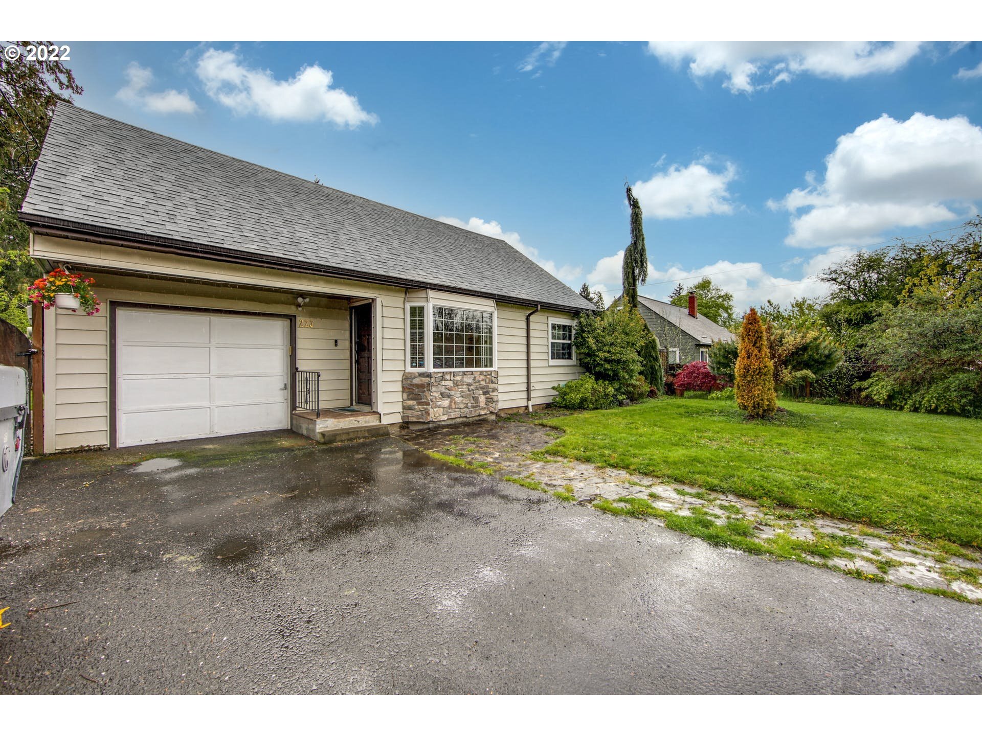 Property Photo: 223 NE 128th Ave OR 97230