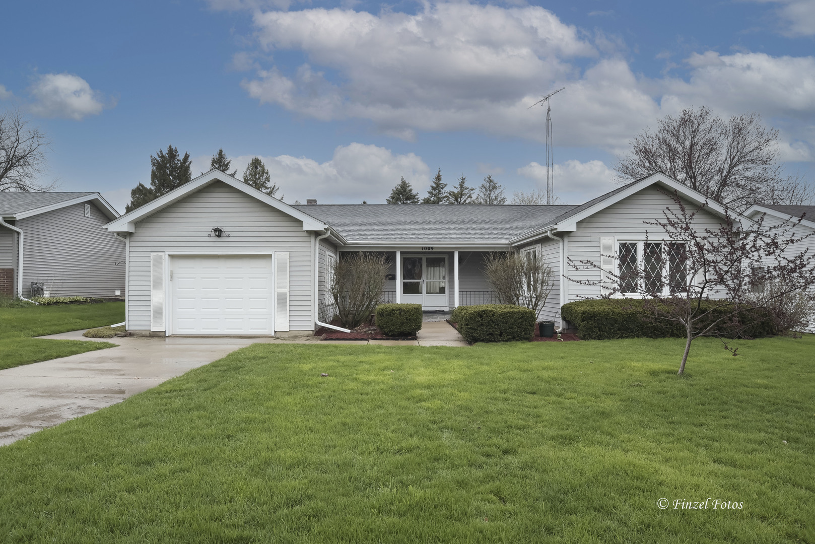 Property Photo:  1009 Hampton Court  IL 60050 