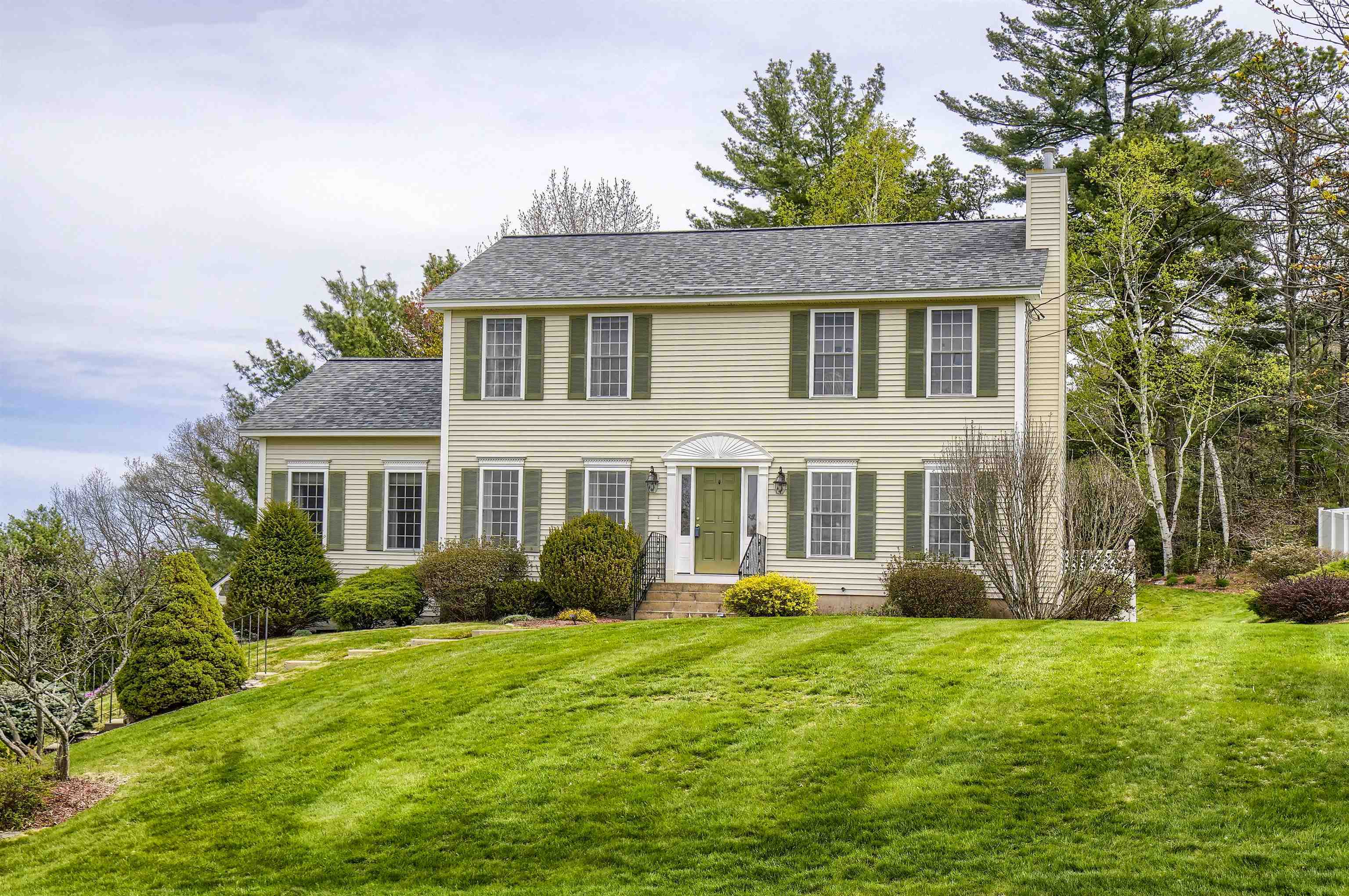 Property Photo:  40 Rosegate Farm Drive  NH 03109 