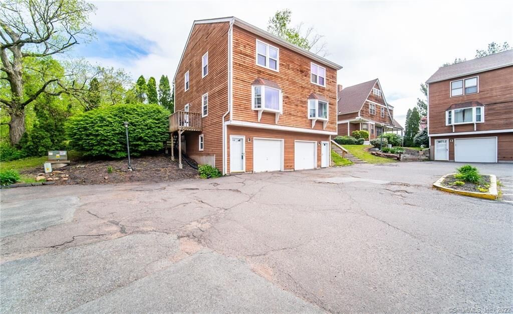 Property Photo: 690 North Colony Street 8 CT 06450