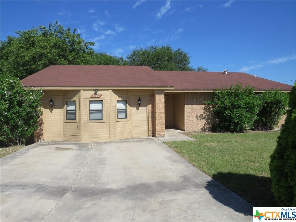 Property Photo: 1702 Sherman Drive TX 76543