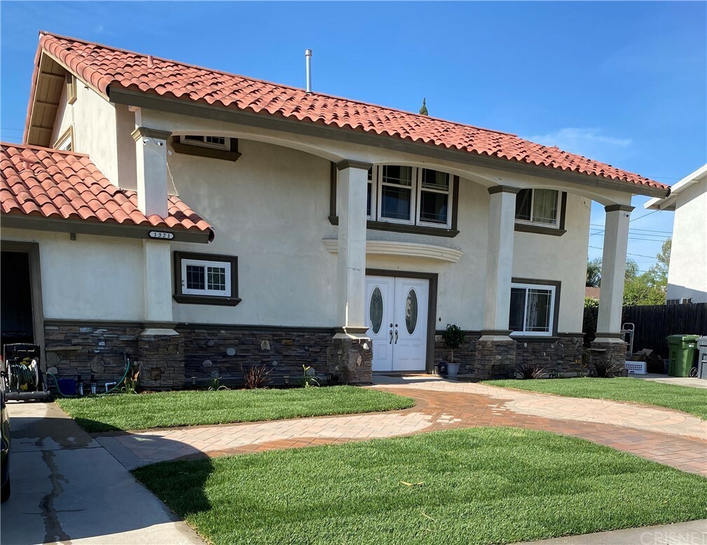 Property Photo:  1321 Dinsmore Street  CA 93065 
