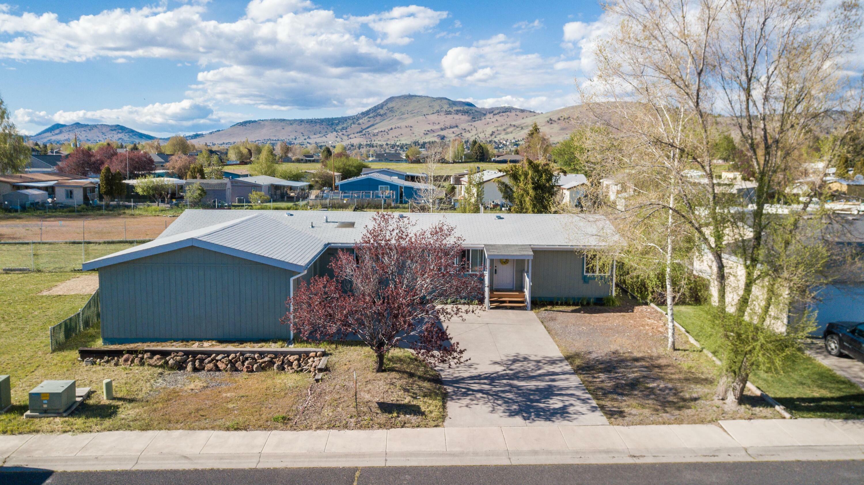 Property Photo: 4717 Meadow Glen Loop OR 97603